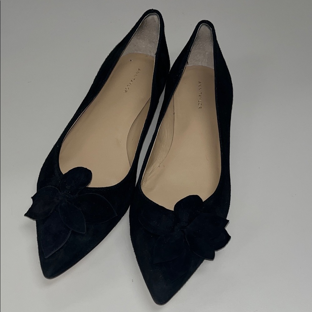 Ann Taylor Black Suede Pointed-Toe Floral Flats 8.5